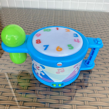 Fisher-Price Aprender e Brincar, Tambor com Música e Efeito Sonoro, 2 Modos de Tocar, Brinquedo para bebês a partir de 6 meses Fisher-Price Aprender e Brincar, Tambor com Música e Efeito Sonoro, 2 Modos de Tocar, Brinquedo para bebês a partir de 6 meses