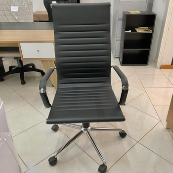 Cadeira De Escritório Esteirinha Base Cromada Com Rodinha Fortt Turin Preta - Cef04-p Cadeira De Escritório Esteirinha Base Cromada Com Rodinha Fortt Turin Preta - Cef04-p