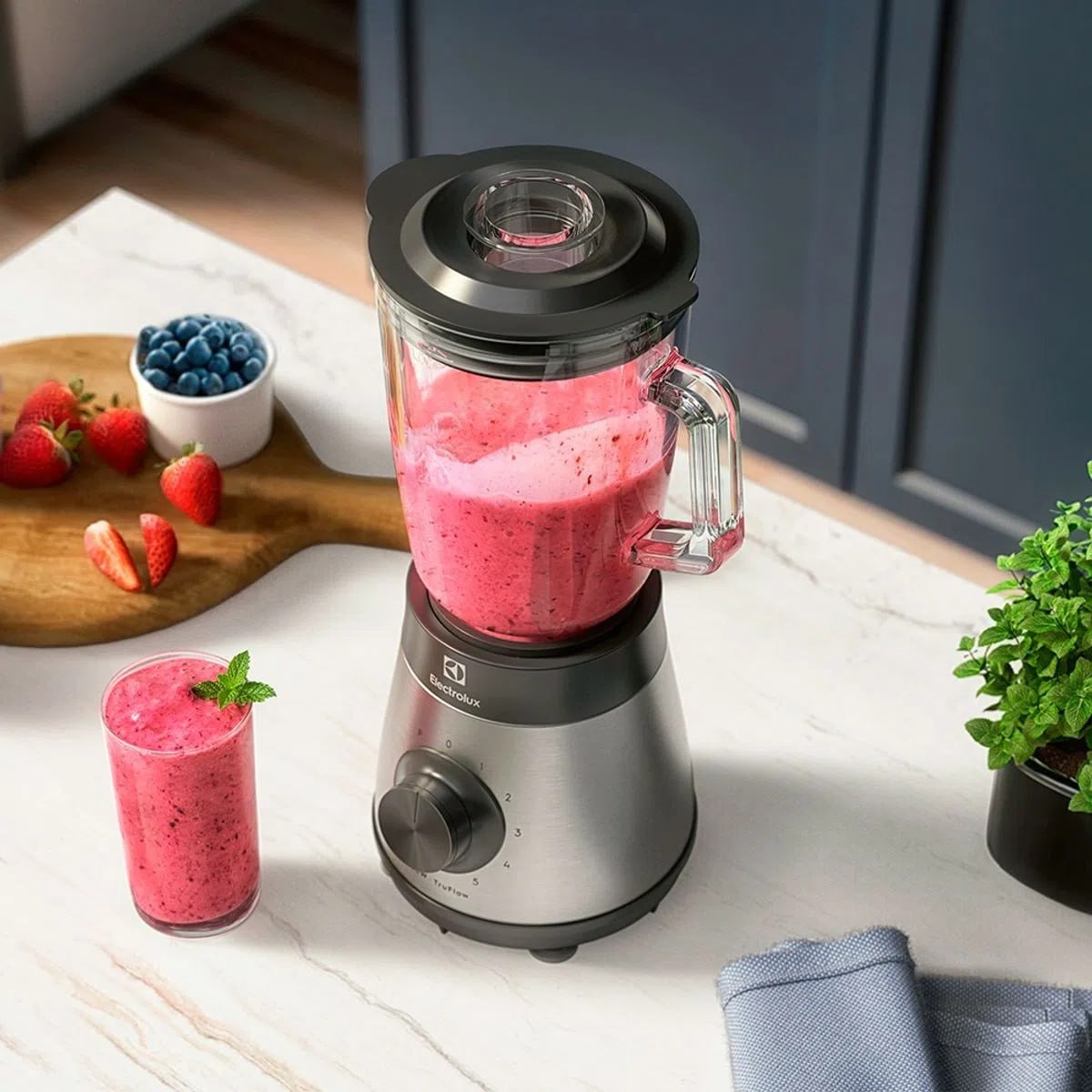 Liquidificador Electrolux 700w com Copo de Vidro Tecnologia TruFlow™ Experience (EBS30) Liquidificador Electrolux 700w com Copo de Vidro Tecnologia TruFlow™ Experience (EBS30)