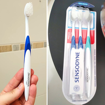 Sensodyne Gentle, Escova de Dente Extra Macia para Dentes Sensíveis, Suave às Gengivas e Limpeza Completa, 3 unidades Sensodyne Gentle, Escova de Dente Extra Macia para Dentes Sensíveis, Suave às Gengivas e Limpeza Completa, 3 unidades