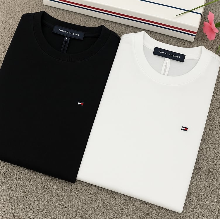 Kit Camisetas Tommy Hilfiger Essential Preta/branca 2un Kit Camisetas Tommy Hilfiger Essential Preta/branca 2un