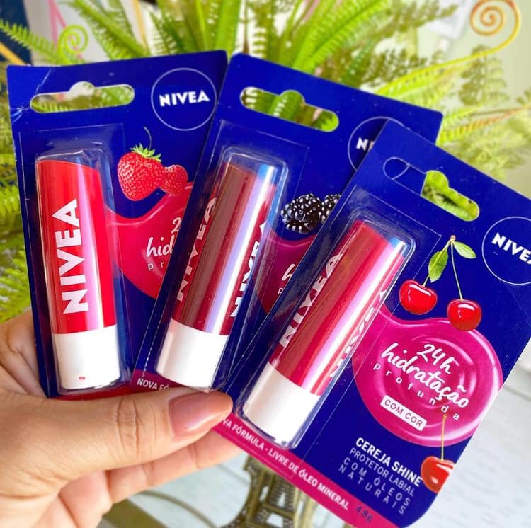 NIVEA Hidratante Labial Morango Shine 4,8g - Cuidado intensivo para seus lábios, hidratação prolongada, delicioso aroma de morango, pigmentos brilhantes e cor delicada NIVEA Hidratante Labial Morango Shine 4,8g - Cuidado intensivo para seus lábios, hidratação prolongada, delicioso aroma de morango, pigmentos brilhantes e cor delicada