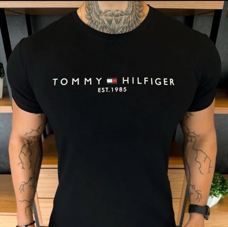 Camiseta Tommy Hilfiger Básica Masculina Logo Peito Est 1985 Camiseta Tommy Hilfiger Básica Masculina Logo Peito Est 1985