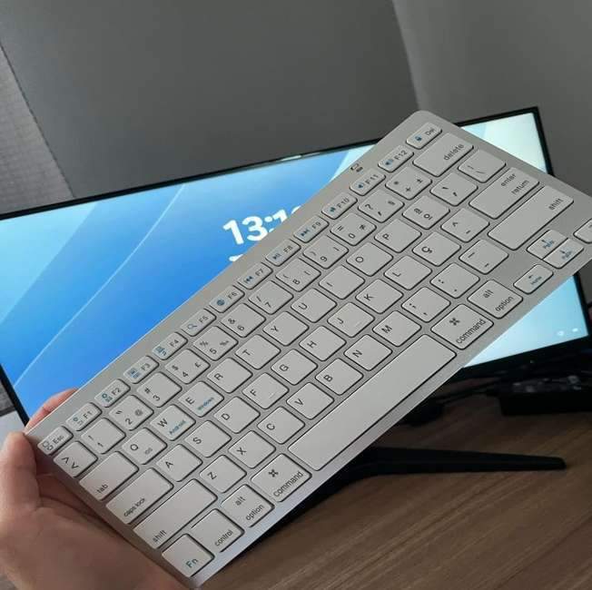 Teclado Sem Fio Ultra Fino Bluetooth Para Tablet e Celular, Ipad, Iphone, Computador, Android, Mac, Note, Com Tecla "Ç" (Cinza Metalizado) Teclado Sem Fio Ultra Fino Bluetooth Para Tablet e Celular, Ipad, Iphone, Computador, Android, Mac, Note, Com Tecla "Ç" (Cinza Metalizado)