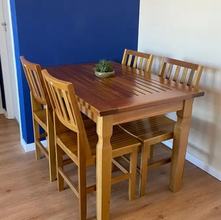 Conjunto Mesa De Jantar Ripada 1,20m Com 4 Cadeiras Confort Em Madeira De Lei Maciça - Vivá Móveis de Madeira Conjunto Mesa De Jantar Ripada 1,20m Com 4 Cadeiras Confort Em Madeira De Lei Maciça - Vivá Móveis de Madeira