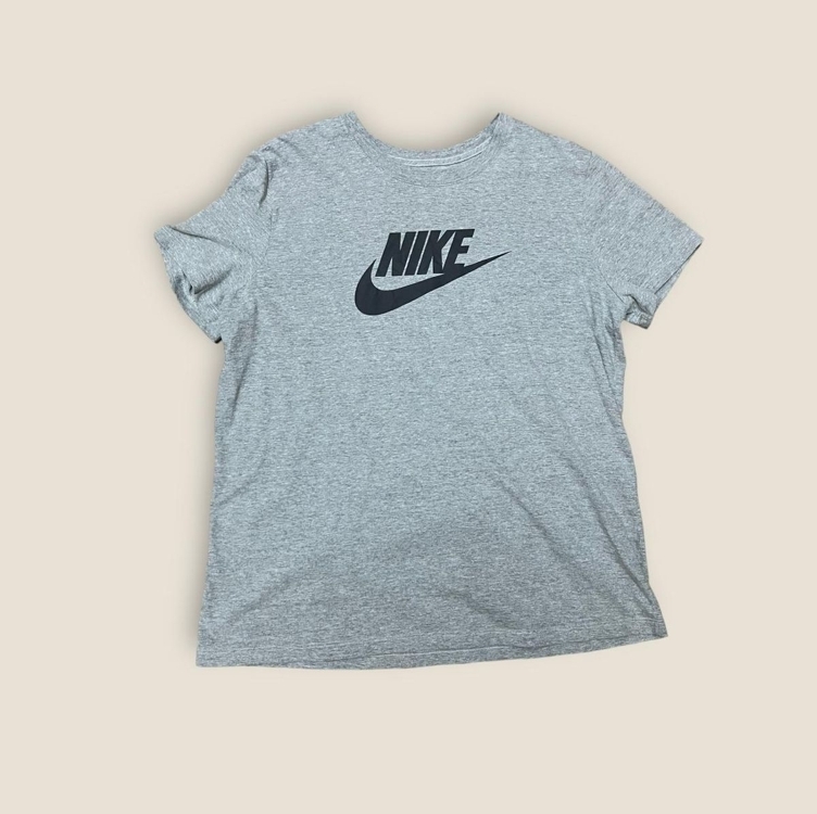 Camiseta Nike Sportswear Essentials Feminina Camiseta Nike Sportswear Essentials Feminina