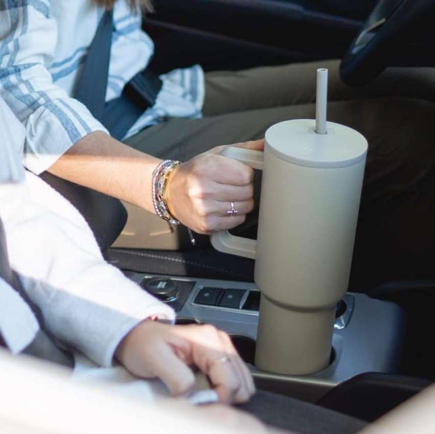 Simple Modern Copo de 1,18 l com alça e tampa de canudo | Garrafa de água de aço inoxidável reutilizável isolada à prova de vazamento Caneca de café gelado | Coleção Trek | 1,18 l | Branco Inverno Simple Modern Copo de 1,18 l com alça e tampa de canudo | Garrafa de água de aço inoxidável reutilizável isolada à prova de vazamento Caneca de café gelado | Coleção Trek | 1,18 l | Branco Inverno