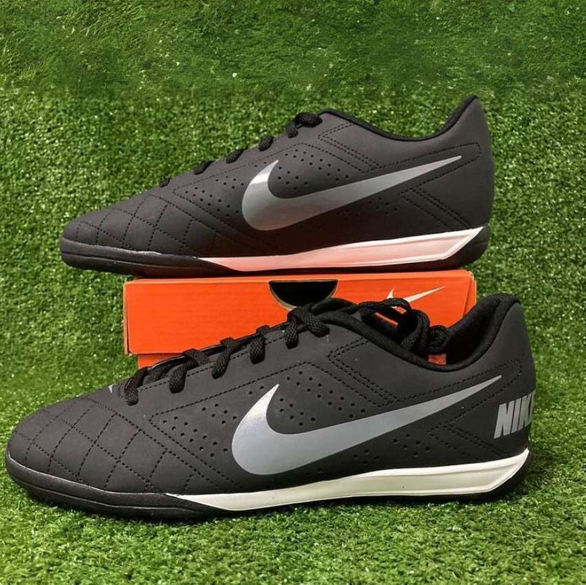 Chuteira Futsal Nike Beco 2 Unissex - Preto+Cinza Chuteira Futsal Nike Beco 2 Unissex - Preto+Cinza