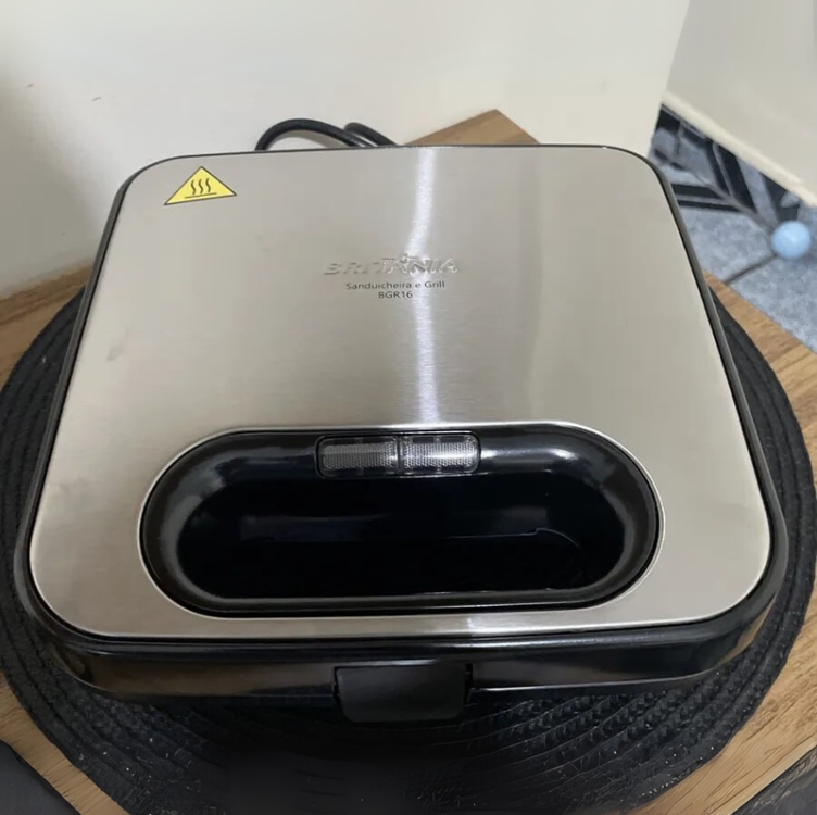Sanduicheira E Grill Britânia Bgr16 2 Em 1 Redstone 750w Cor Preto com Prata Sanduicheira E Grill Britânia Bgr16 2 Em 1 Redstone 750w Cor Preto com Prata