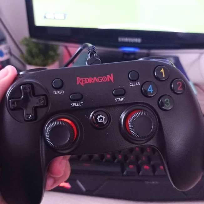 Controle com Fio para Computador e 16 Botões de Comando de Entrada de Dados Saturn G807, Redragon, Joysticks e Controles para Computador, Preto Controle com Fio para Computador e 16 Botões de Comando de Entrada de Dados Saturn G807, Redragon, Joysticks e Controles para Computador, Preto