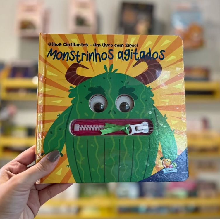 Livro - Olhos Cintilantes - Um livro com Zíper: Monstrinhos agitados Capa dura – .zip, 1 março 2023 Livro - Olhos Cintilantes - Um livro com Zíper: Monstrinhos agitados Capa dura – .zip, 1 março 2023