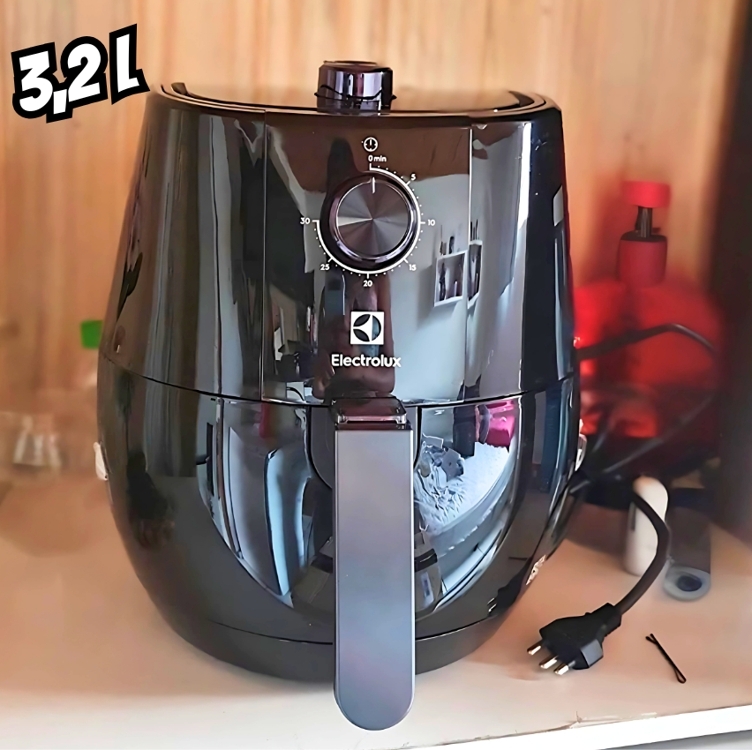 Fritadeira Elétrica Airfryer Electrolux Efficient 3,2L EAF10 Preta - 127V Fritadeira Elétrica Airfryer Electrolux Efficient 3,2L EAF10 Preta - 127V