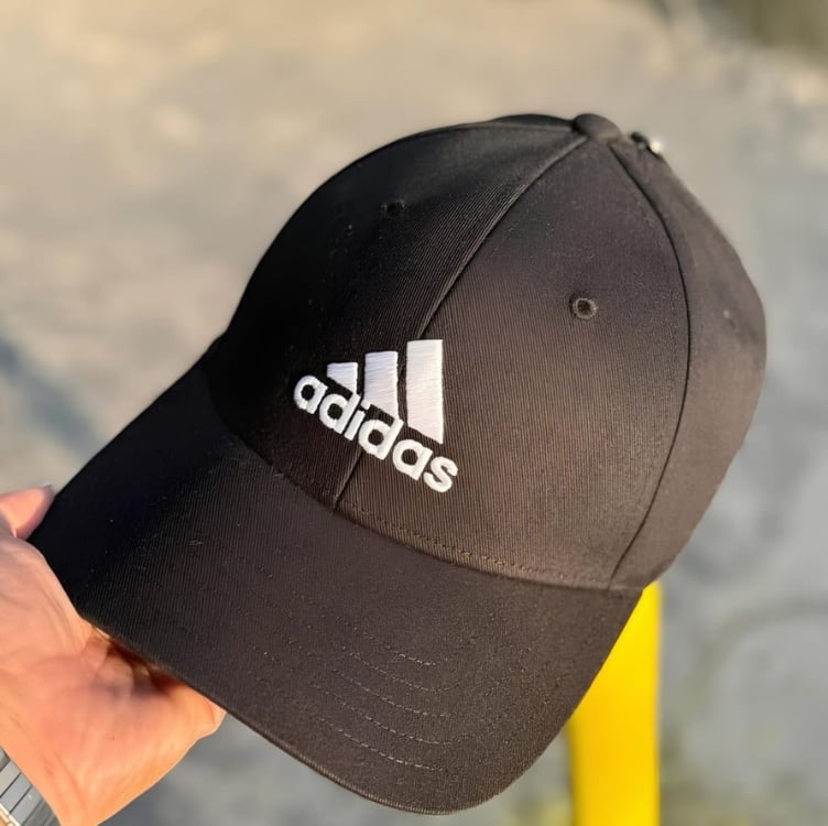 Boné Adidas Aba Curva Strapback Sportwear Logo - Preto+Branco Boné Adidas Aba Curva Strapback Sportwear Logo - Preto+Branco