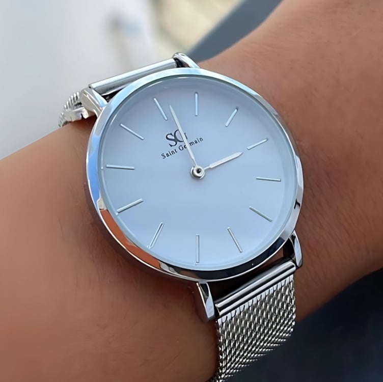 Relógio Prateado Feminino Saint Germain Harlem Silver 32mm Fundo Branco Relógio Prateado Feminino Saint Germain Harlem Silver 32mm Fundo Branco