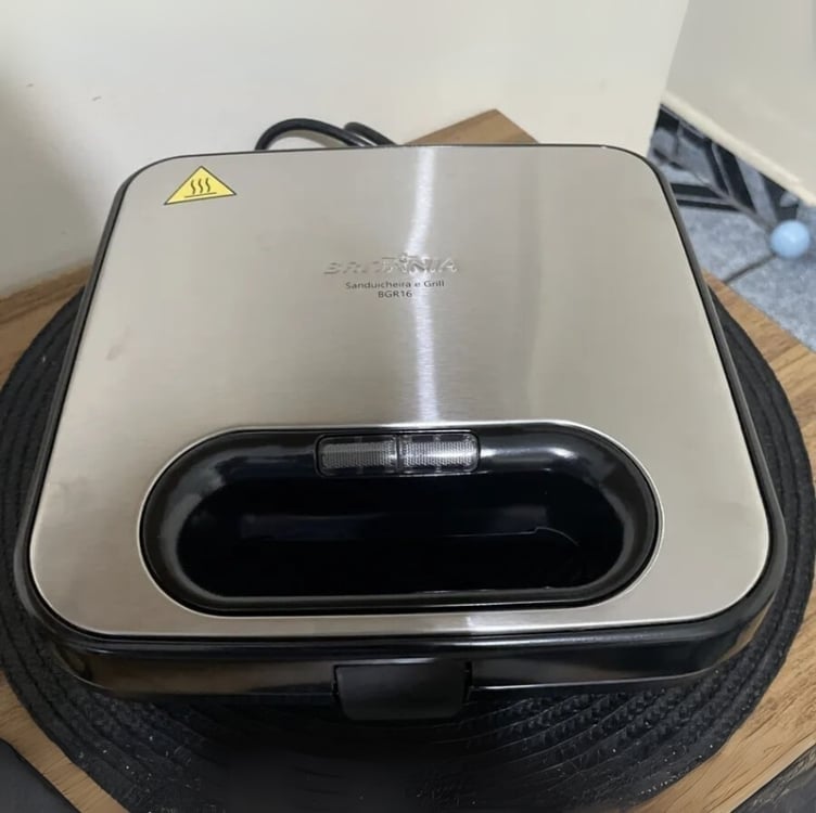 Sanduicheira e Grill Britânia BGR16 2 em 1 Redstone 750W 127V Sanduicheira e Grill Britânia BGR16 2 em 1 Redstone 750W 127V