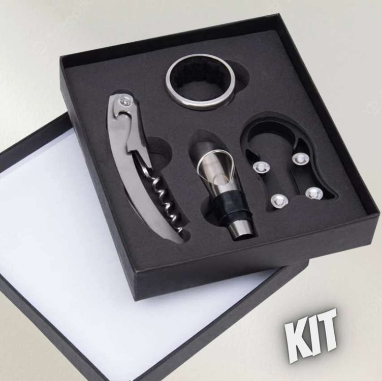 Mimo Style Jogo Para Vinho no Estojo Com 4 Pçs, Inclui Saca-Rolhas, Anel Salva Gotas, Cortador de Lacre e Bico Dosador, Produzidos em Inox, Material Neutro e Inodoro, Resistentes e Finamente Acabados Mimo Style Jogo Para Vinho no Estojo Com 4 Pçs, Inclui Saca-Rolhas, Anel Salva Gotas, Cortador de Lacre e Bico Dosador, Produzidos em Inox, Material Neutro e Inodoro, Resistentes e Finamente Acabados