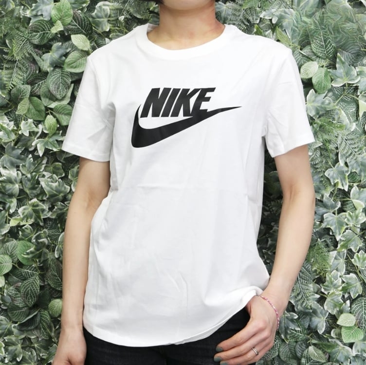 Camiseta Nike Sportswear Essentials Feminina Camiseta Nike Sportswear Essentials Feminina