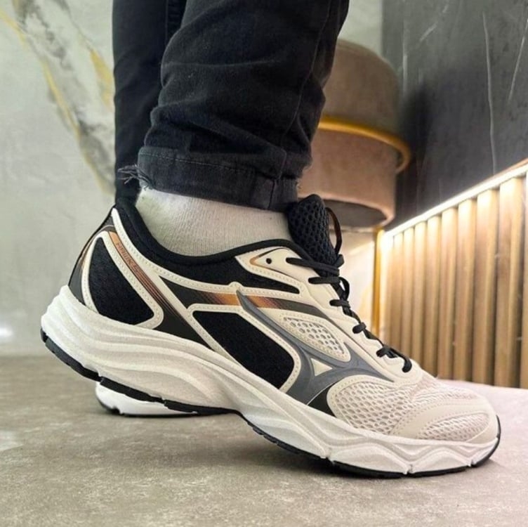 Tênis Mizuno Hawk 5 Masculino - Areia+Preto Tênis Mizuno Hawk 5 Masculino - Areia+Preto