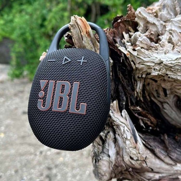 JBL Clip 5, altifalante sem fios portátil com Bluetooth, resistente à água e ao pó IP67, até 12 h de reprodução e muito mais, com Playtime Boost ativado, preto JBL Clip 5, altifalante sem fios portátil com Bluetooth, resistente à água e ao pó IP67, até 12 h de reprodução e muito mais, com Playtime Boost ativado, preto