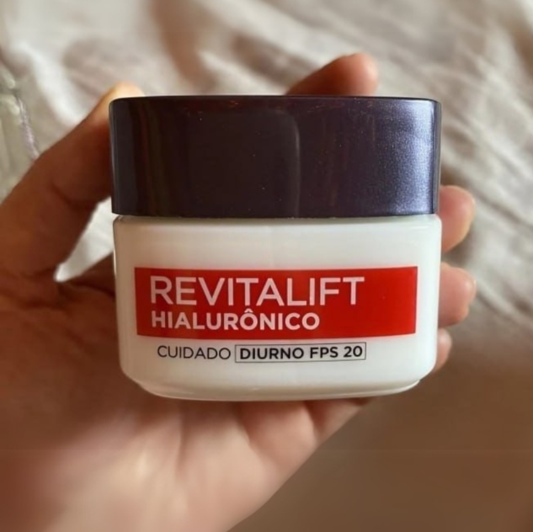 L'Oréal Paris Creme Facial Anti-Idade com Ácido Hialurônico Revitalift Diurno FPS 20, 49g L'Oréal Paris Creme Facial Anti-Idade com Ácido Hialurônico Revitalift Diurno FPS 20, 49g