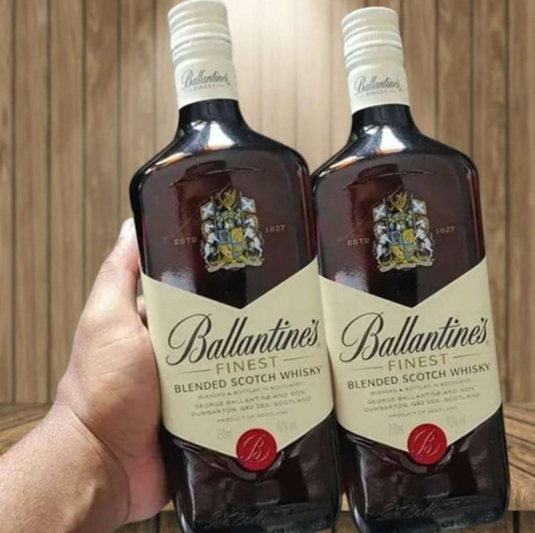 Kit Whisky Escocês Ballantines Finest 1litro com 2 unidades Kit Whisky Escocês Ballantines Finest 1litro com 2 unidades