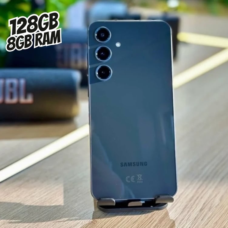 Smartphone Samsung Galaxy S24 FE 128GB Grafite 5G 8GB RAM 6,7" Câm. Tripla + Selfie 10MP Smartphone Samsung Galaxy S24 FE 128GB Grafite 5G 8GB RAM 6,7" Câm. Tripla + Selfie 10MP