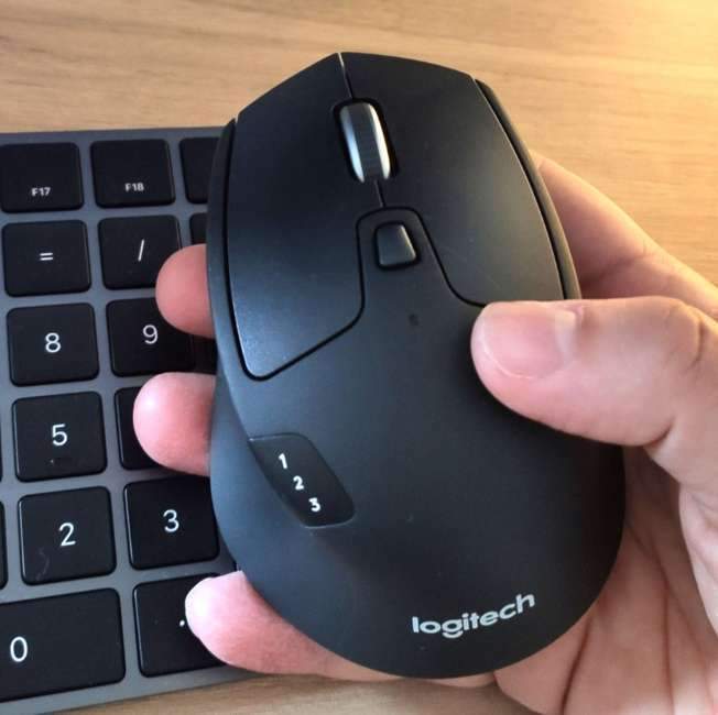Mouse Sem Fio Logitech M720 Triathlon Com Conexão Usb Unifying Ou Bluetooth Com Easy-switch Para Até 3 Dispositivos, 1000 Dpi, 6 Botões Programáveis E Pilha Inclusa Mouse Sem Fio Logitech M720 Triathlon Com Conexão Usb Unifying Ou Bluetooth Com Easy-switch Para Até 3 Dispositivos, 1000 Dpi, 6 Botões Programáveis E Pilha Inclusa
