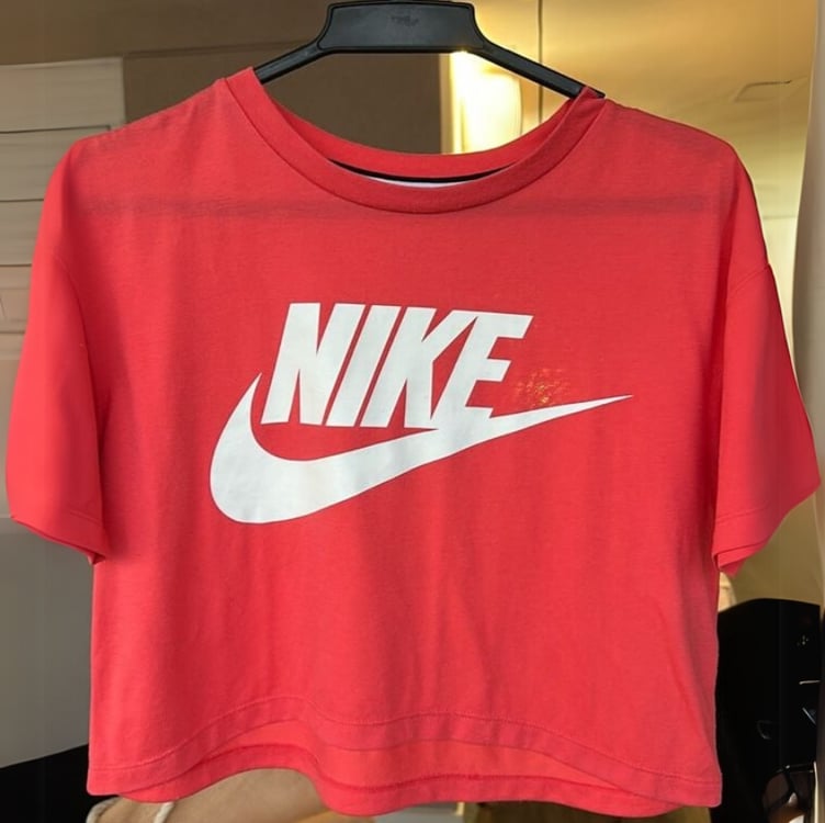 Camiseta Nike Sportswear Essential Feminina - Vermelho Camiseta Nike Sportswear Essential Feminina - Vermelho