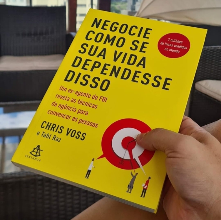 Negocie como se sua vida dependesse disso: Um ex-agente do FBI revela as técnicas da agência para convencer as pessoas Negocie como se sua vida dependesse disso: Um ex-agente do FBI revela as técnicas da agência para convencer as pessoas