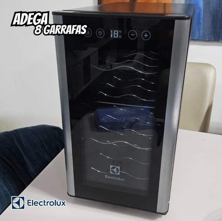 Adega ACB08 Electrolux 8 garrafas 1 Porta Preta Acabamento em Alumínio - Bivolt Adega ACB08 Electrolux 8 garrafas 1 Porta Preta Acabamento em Alumínio - Bivolt