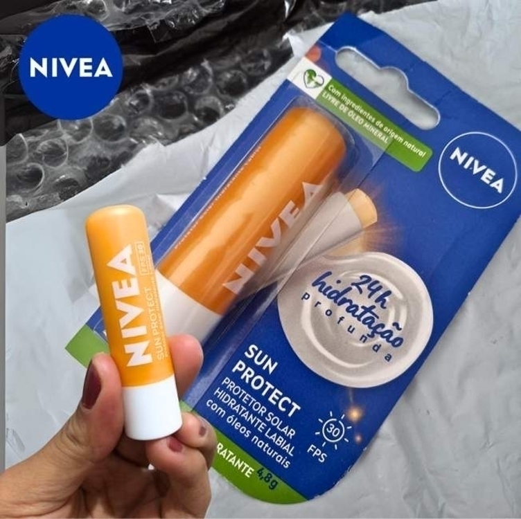 NIVEA Protetor Solar Hidratante Labial Sun Protect FPS 30 4,8 g - Lábios protegidos do sol e do ressecamento, alta proteção contra os raios UVA/UVB, com extrato de girassol e Vitamina E NIVEA Protetor Solar Hidratante Labial Sun Protect FPS 30 4,8 g - Lábios protegidos do sol e do ressecamento, alta proteção contra os raios UVA/UVB, com extrato de girassol e Vitamina E