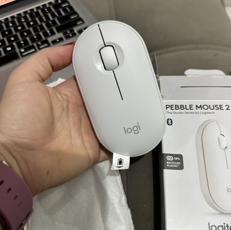 Mouse sem fio Logitech Pebble 2 M350s com Clique Silencioso, Design Slim Ambidestro, Conexão Bluetooth e Pilha Inclusa - Branco Mouse sem fio Logitech Pebble 2 M350s com Clique Silencioso, Design Slim Ambidestro, Conexão Bluetooth e Pilha Inclusa - Branco