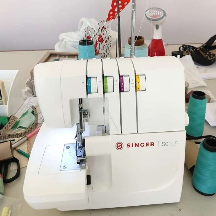 Máquina de Costura Singer, S0105, Overloque, 220V Máquina de Costura Singer, S0105, Overloque, 220V