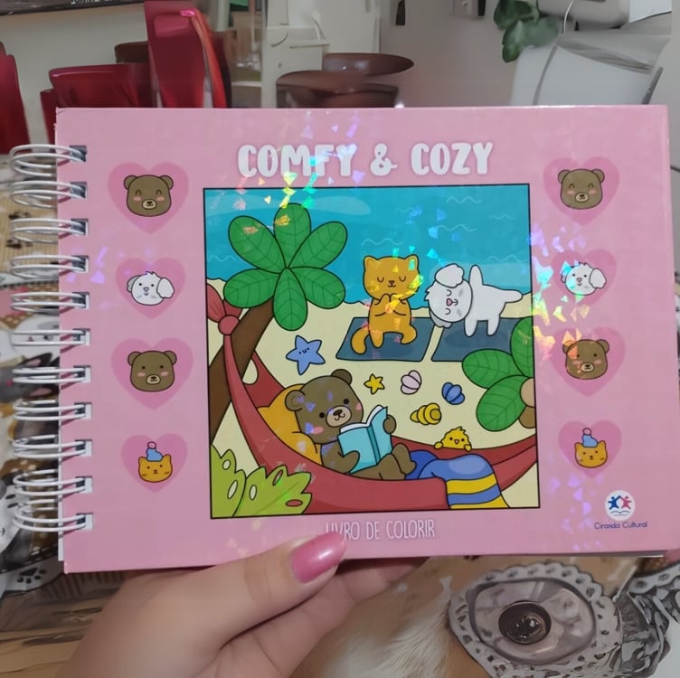 Livro De Colorir Bobbie Goods Comfy Cozy Capa Dura Desenhos Variados Folha Acetato Papel Gramatura 180g Edição Inédita Livro De Colorir Bobbie Goods Comfy Cozy Capa Dura Desenhos Variados Folha Acetato Papel Gramatura 180g Edição Inédita