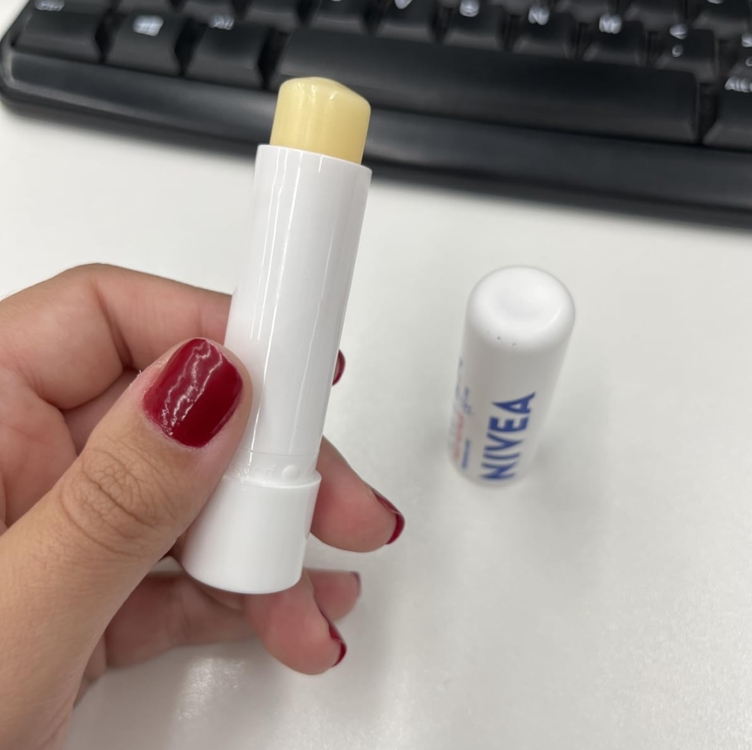 NIVEA Protetor Labial Med Repair FPS15 4,8g - Hidrata e regenera os lábios ressecados e machucados, com Vitamina E e óleos naturais, proporciona reparação intensiva e alívio imediato