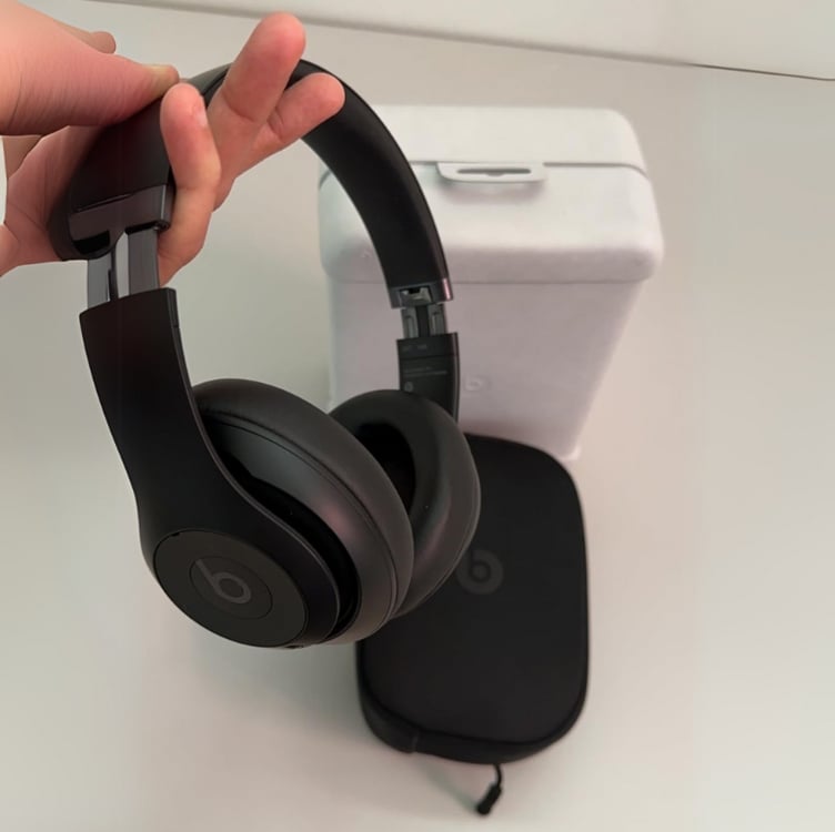 Beats Studio Pro – Fones de ouvido Bluetooth sem fio com Cancelamento de ruído – Áudio espacial personalizado, áudio lossless por USB-C, compatibilidade com Apple e Android – Preto Beats Studio Pro – Fones de ouvido Bluetooth sem fio com Cancelamento de ruído – Áudio espacial personalizado, áudio lossless por USB-C, compatibilidade com Apple e Android – Preto