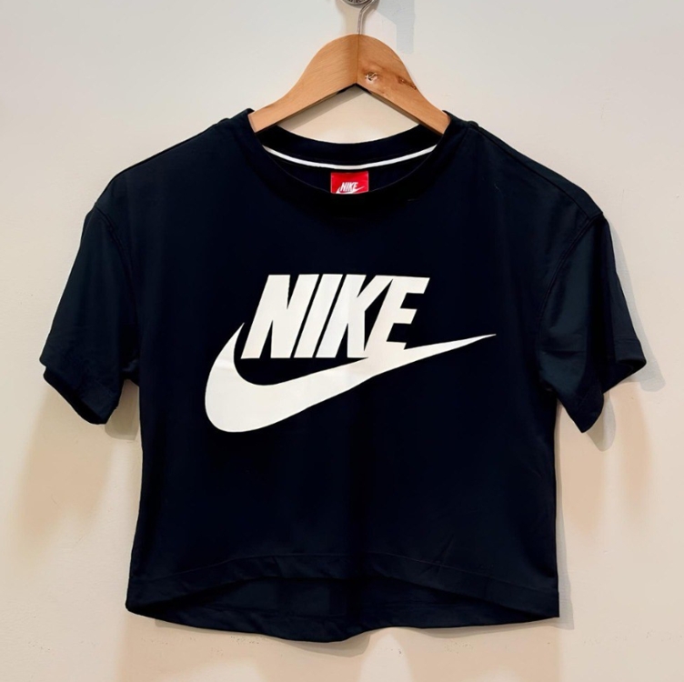 Camiseta Nike Sportswear Essential Feminina Camiseta Nike Sportswear Essential Feminina