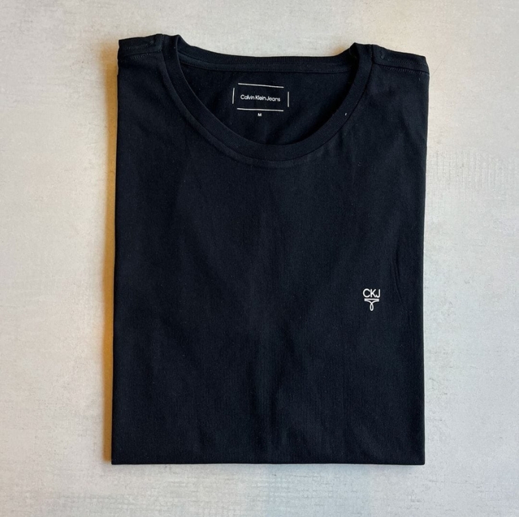 Camiseta Calvin Klein Jeans Masculina Light Omega Logo Preta Camiseta Calvin Klein Jeans Masculina Light Omega Logo Preta