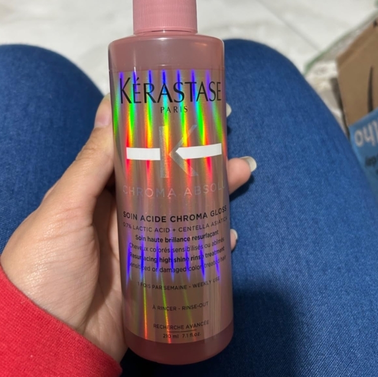 Kérastase Gloss Capilar Chroma Absolu Soin Acide Chroma Gloss, Cabelos coloridos, Proteção de cor, Aminoácido, Centelha Asiática, 210 ml Kérastase Gloss Capilar Chroma Absolu Soin Acide Chroma Gloss, Cabelos coloridos, Proteção de cor, Aminoácido, Centelha Asiática, 210 ml