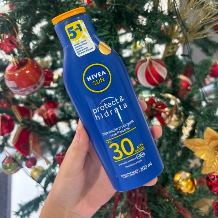 NIVEA SUN Protetor Solar Protect & Hidrata FPS 30 200ml - Com toque seco, rápida absorção e resistente à água, esse protetor solar oferece alta proteção ao sol e promove hidratação à pele NIVEA SUN Protetor Solar Protect & Hidrata FPS 30 200ml - Com toque seco, rápida absorção e resistente à água, esse protetor solar oferece alta proteção ao sol e promove hidratação à pele