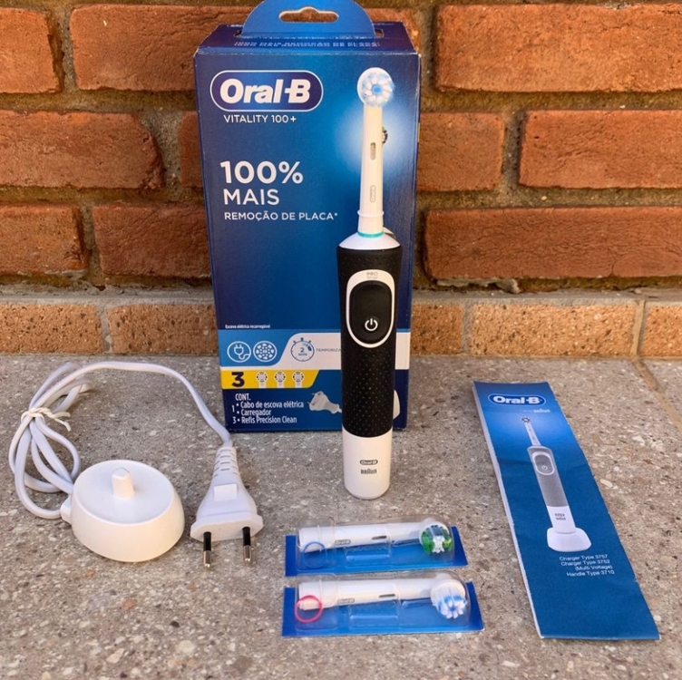 Oral-B PRO Series 1+, Escova de Dentes Elétrica, Cabeça Redonda, Cabo Ergonômico, 3 refis Precision Clean, Preta Oral-B PRO Series 1+, Escova de Dentes Elétrica, Cabeça Redonda, Cabo Ergonômico, 3 refis Precision Clean, Preta