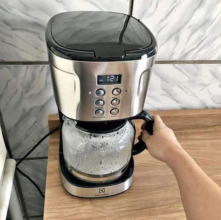 Cafeteira Elétrica Electrolux inox filtro permanente removivel capacidade 1,5L 38 xicaras função timer painel digital desligamento automatico ECM30 127v, cor aço escovado Cafeteira Elétrica Electrolux inox filtro permanente removivel capacidade 1,5L 38 xicaras função timer painel digital desligamento automatico ECM30 127v, cor aço escovado