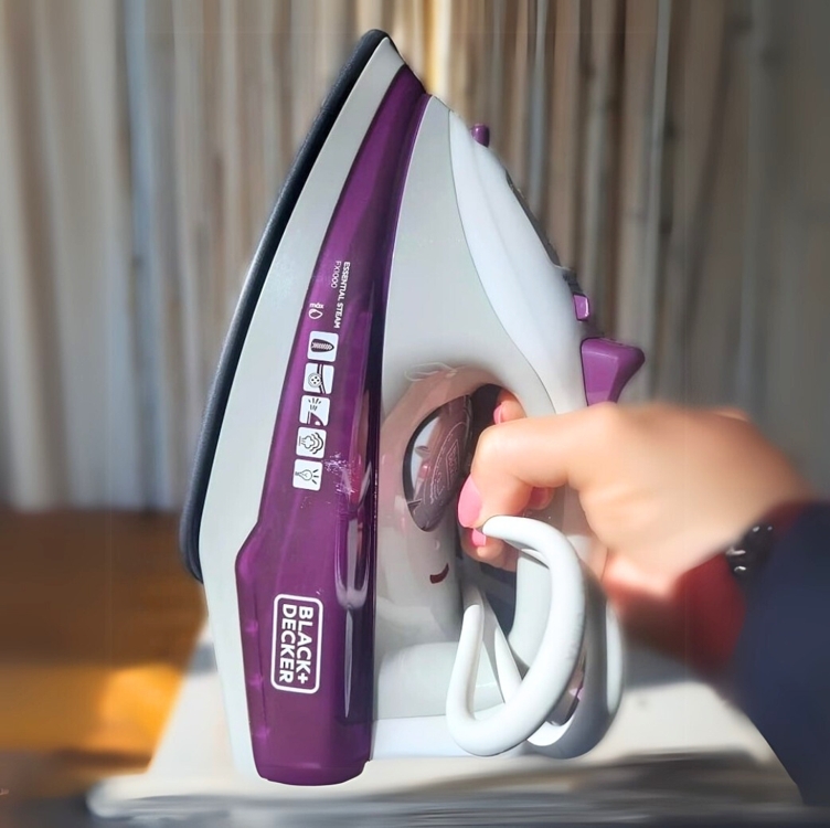 Black Decker Ferro de Passar Roupa, com Vaporizador, Base Antiaderente, Branco e Roxo, Modelo FX1000, 127V Black Decker Ferro de Passar Roupa, com Vaporizador, Base Antiaderente, Branco e Roxo, Modelo FX1000, 127V