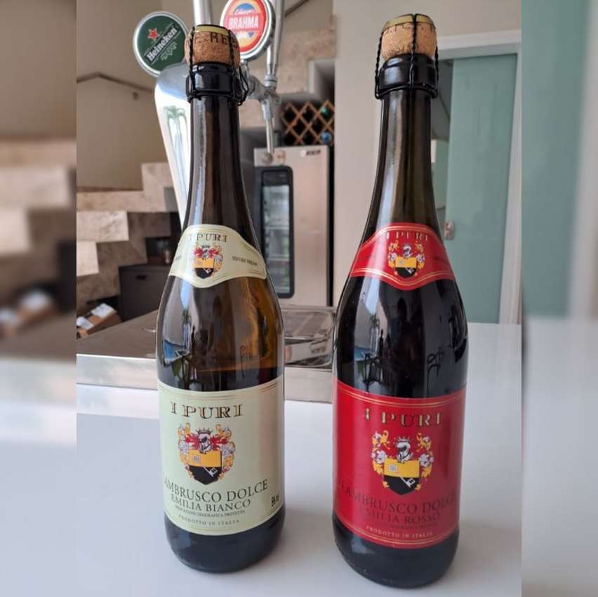 Vinho Italiano I Puri Lambrusco Dolce Emilia Bianco Tinto 750ml + Vinho Italiano I Puri Lambrusco Dolce Emilia Bianco Branco 750ml Vinho Italiano I Puri Lambrusco Dolce Emilia Bianco Tinto 750ml + Vinho Italiano I Puri Lambrusco Dolce Emilia Bianco Branco 750ml