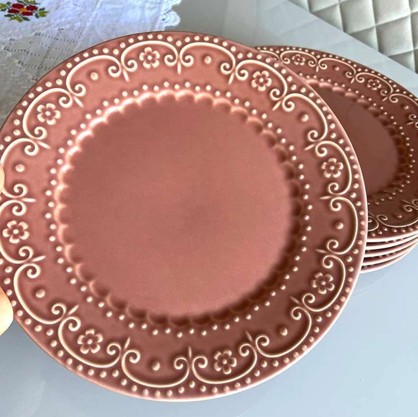 Jogo com 6 pratos rasos, Pimenta-rosa, Coleção Especiarias, Acervo Panelinha Jogo com 6 pratos rasos, Pimenta-rosa, Coleção Especiarias, Acervo Panelinha