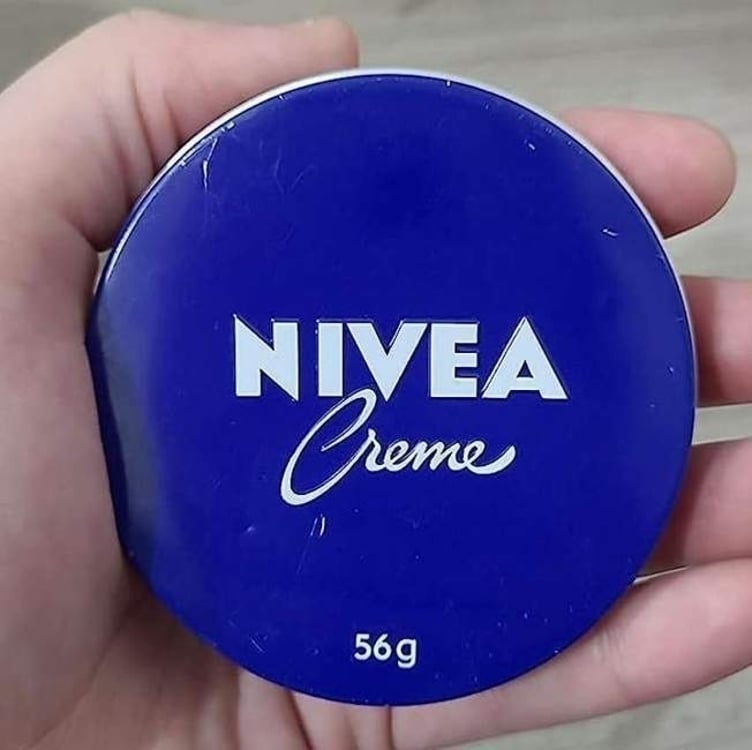 Nivea Creme Lata - Hidratação Profunda Para As Áreas Mais Ressecadas Como Cotovelo, Calcanhar, Joelho, Mãos E Pés, Também Protege Do Frio E Cuida Da Pele Tatuada - 56g Nivea Creme Lata - Hidratação Profunda Para As Áreas Mais Ressecadas Como Cotovelo, Calcanhar, Joelho, Mãos E Pés, Também Protege Do Frio E Cuida Da Pele Tatuada - 56g