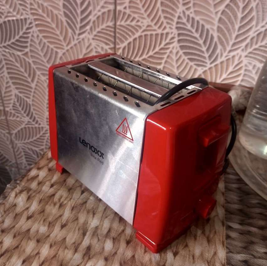 Torradeira Inox Red Fast Vermelha Lenoxx PTR203 220V Torradeira Inox Red Fast Vermelha Lenoxx PTR203 220V