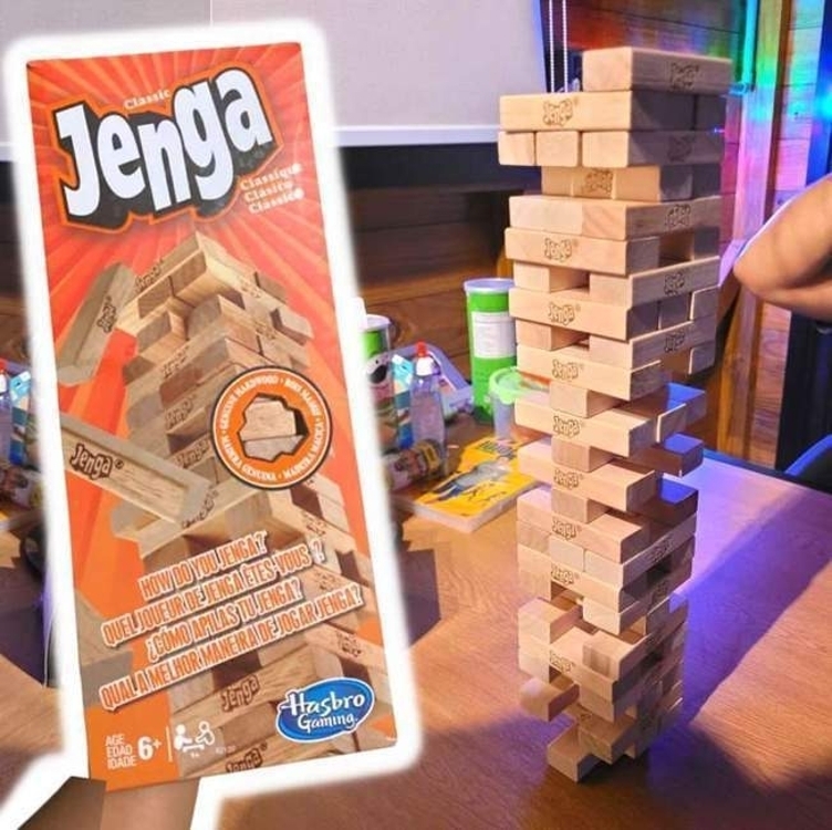 Hasbro Gaming Jenga Clássico Jogos de equilíbrio e estratégia com 54 peças, para adultos e crianças a partir de 6 anos Hasbro Gaming Jenga Clássico Jogos de equilíbrio e estratégia com 54 peças, para adultos e crianças a partir de 6 anos