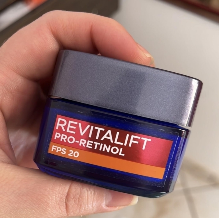 L'Oréal Paris Creme Facial Antirrugas Revitalift Pro Retinol Cuidado Diurno FPS20, 49g L'Oréal Paris Creme Facial Antirrugas Revitalift Pro Retinol Cuidado Diurno FPS20, 49g