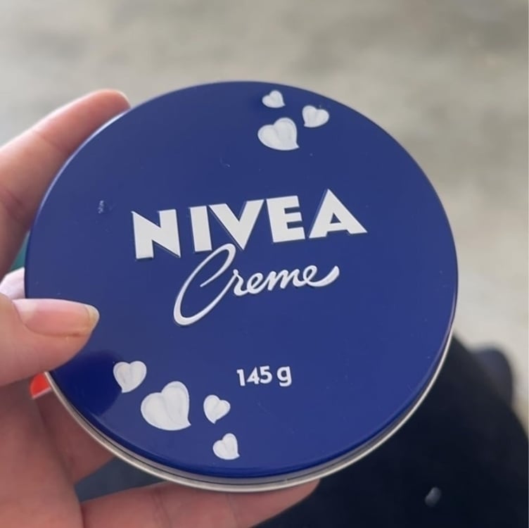 Nivea Creme Lata - Hidratação Profunda Para As Áreas Mais Ressecadas Como Cotovelo, Calcanhar, Joelho, Mãos E Pés, Também Protege Do Frio E Cuida Da Pele Tatuada - 145g Nivea Creme Lata - Hidratação Profunda Para As Áreas Mais Ressecadas Como Cotovelo, Calcanhar, Joelho, Mãos E Pés, Também Protege Do Frio E Cuida Da Pele Tatuada - 145g